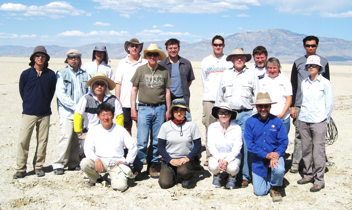 Teams from JPL and JAXA in the Nevada desert